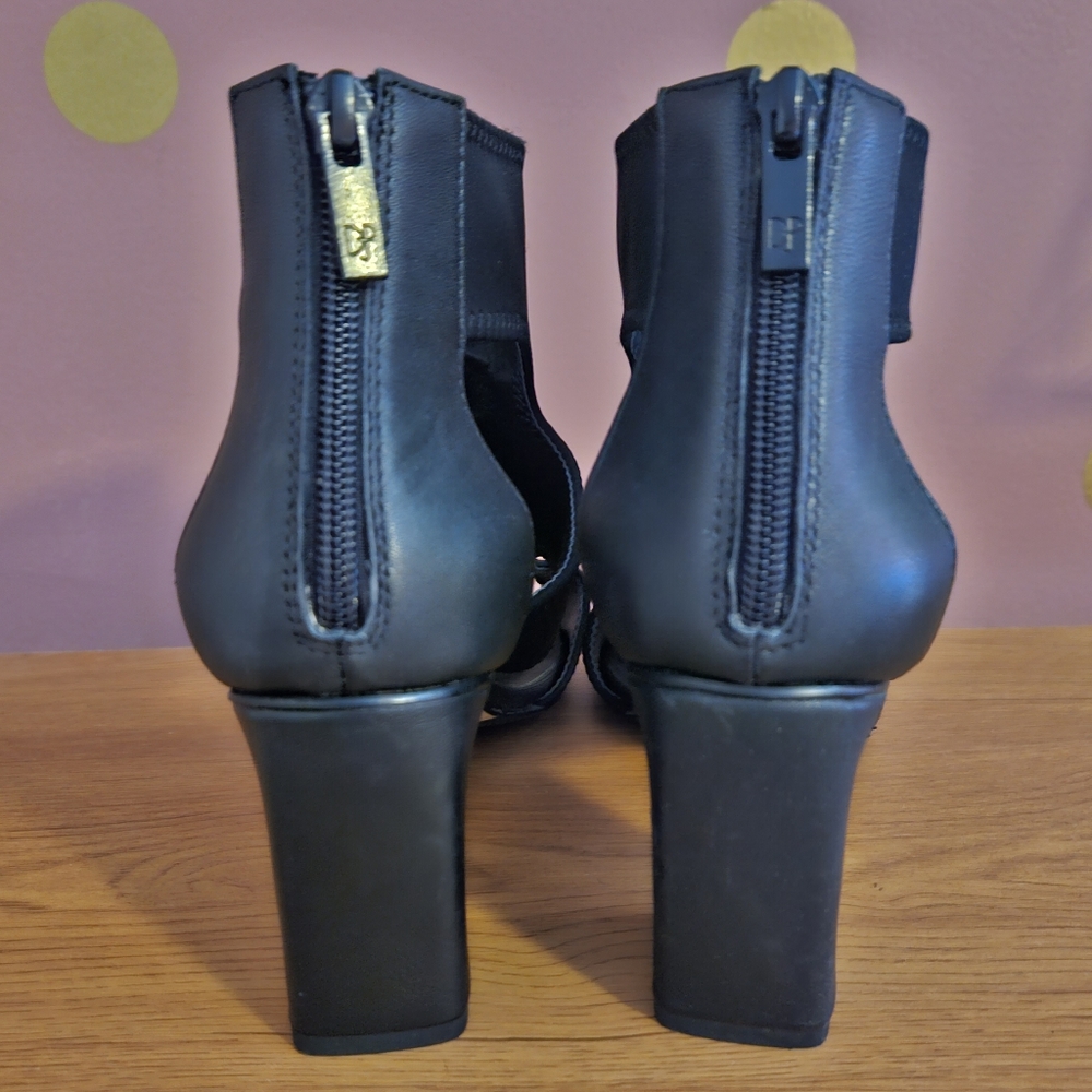Donald/Pliner Black Heels - Picture 3 of 9